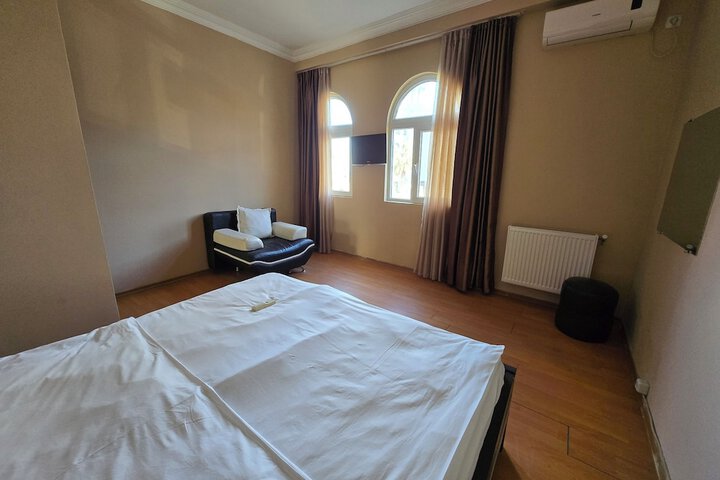 Room 7 of 19