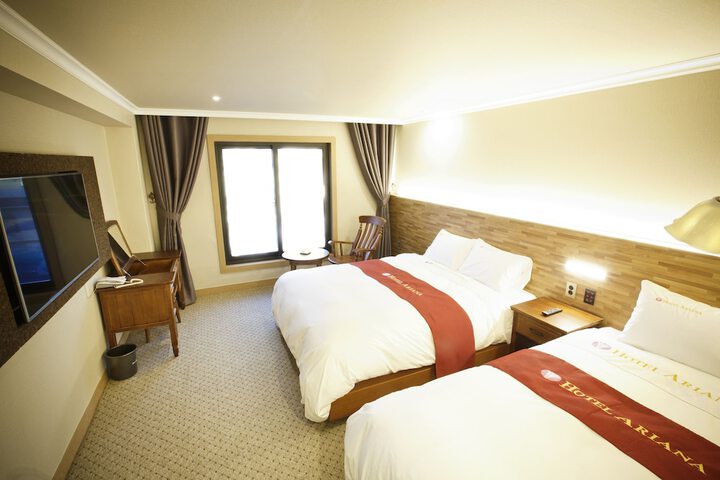 Room 10 of 32
