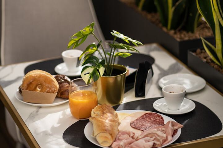 Breakfast/Coffee Service 165 of 209