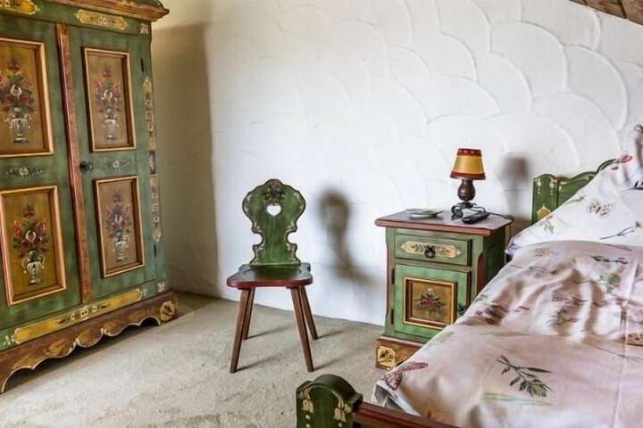 Room 10 of 33