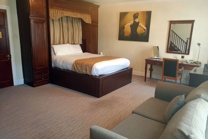 Room 28 of 142