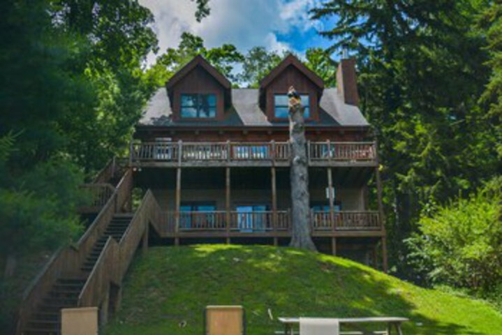Exterior of The Treehouse 6 Bedroom House