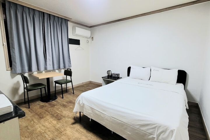 Room 11 of 18