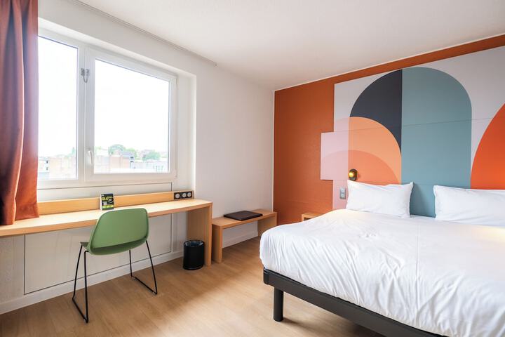 Room 12 of 77