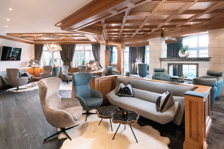 Lobby lounge