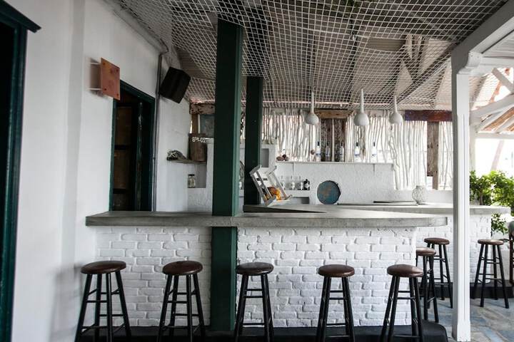 Lounge 44 of 56