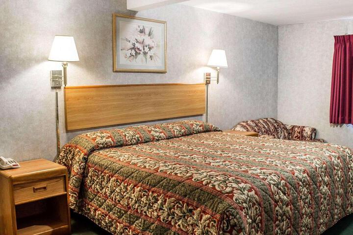 1 King Bed (3 of 14)