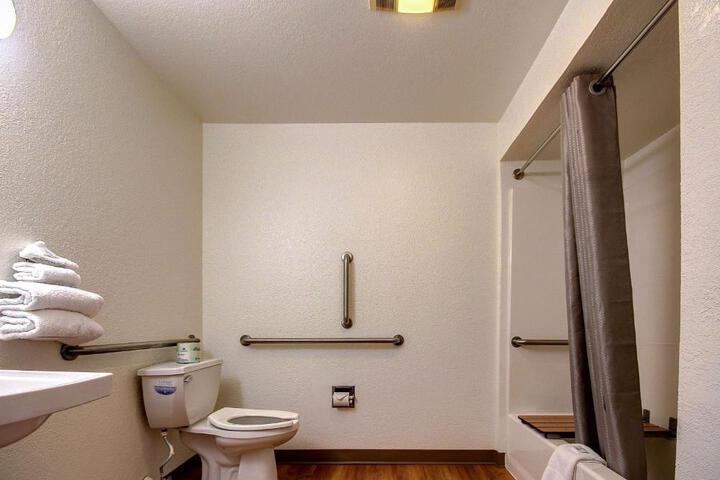 1 Queen Bed Mobility Accessible Tub (10 of 16)