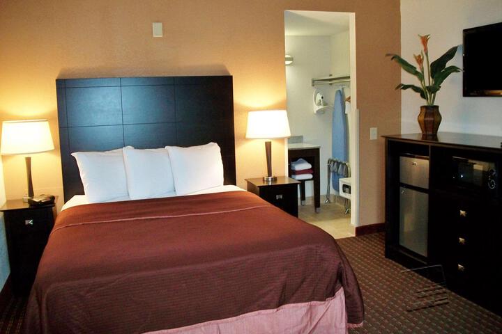 1 King Bed (3 of 5)