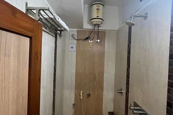 Room 9 of 16