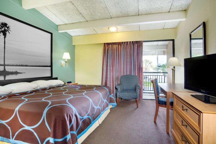 1 King Bed Deluxe Room (12 of 14)