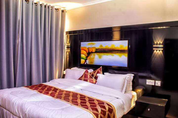 Room 6 of 14