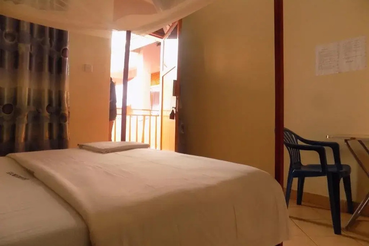 Room 5 of 10