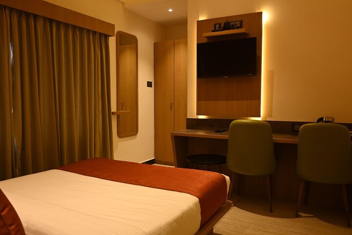 Room 4 of 8