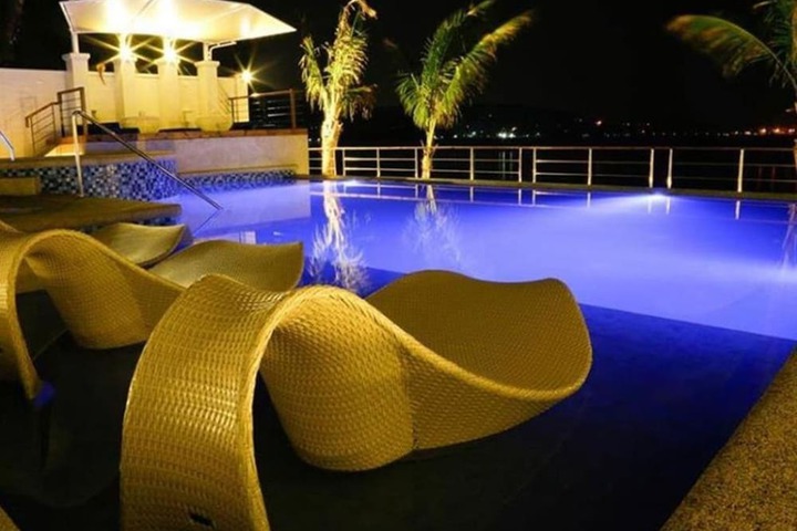 Pool Hotel