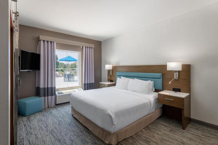 1 King Bed (3 of 18)