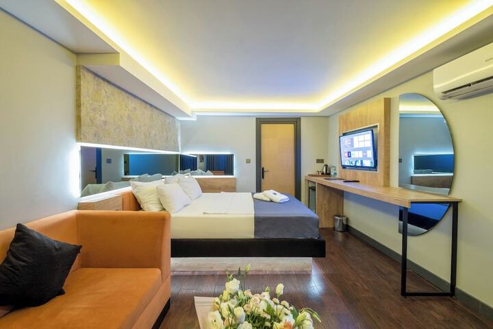 Room 8 of 100