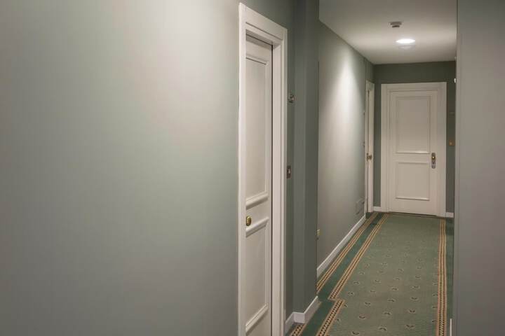 Ballroom/Hall 97 of 154