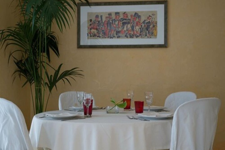 Dining 37 of 76