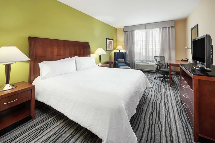 1 King Bed Hearing Accessible (22 of 25)