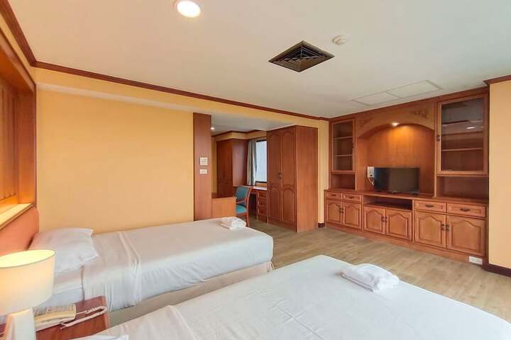 Room 31 of 102