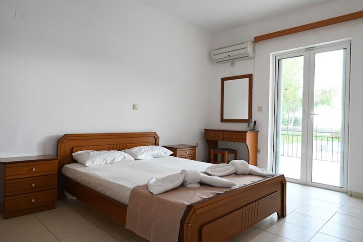 Room 4 of 105