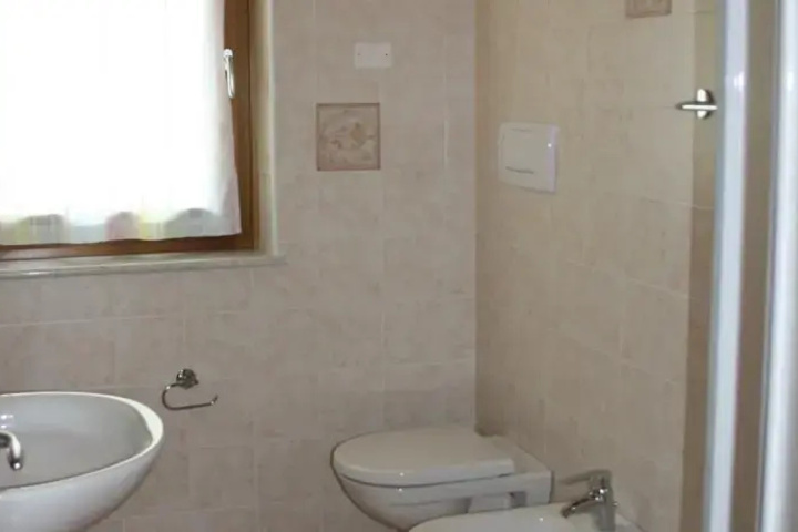 Room 6 of 10