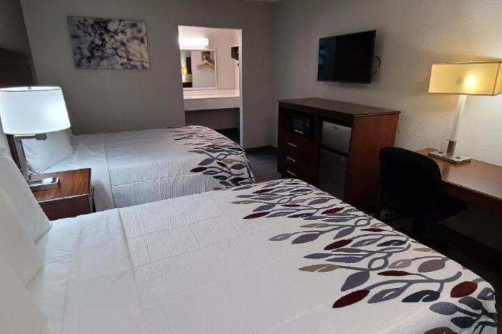 Deluxe 2 Queen Beds (1 of 7)