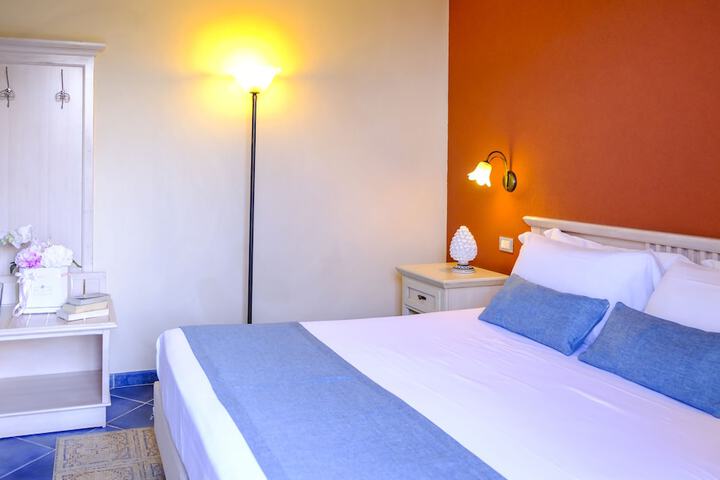 Room 18 of 103
