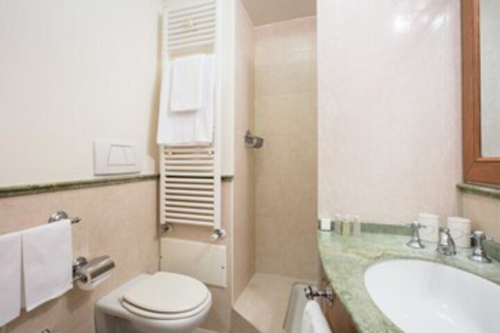 Room 4 of 20