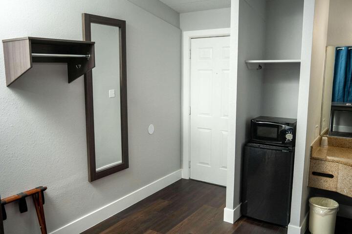 1 King Bed Balcony (4 of 7)