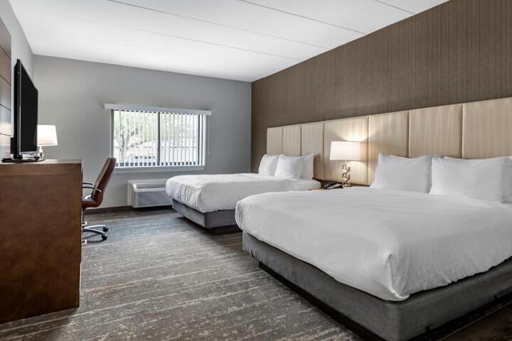 2 Queen Beds (9 of 10)