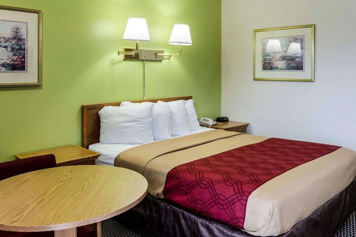 1 Queen Bed (4 of 19)