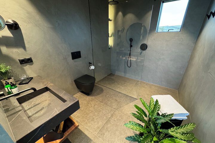 Room 7 of 16