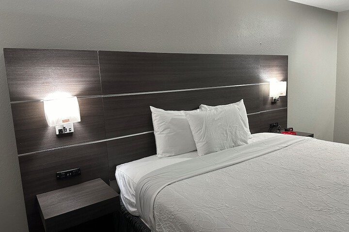 1 King Bed (5 of 8)