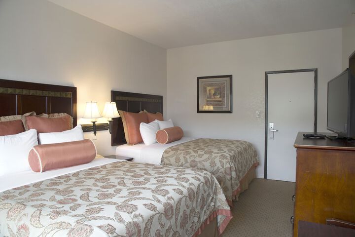 1 Queen Bed (4 of 17)