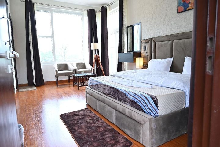 Room 12 of 28