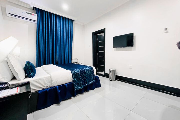 Room 14 of 25