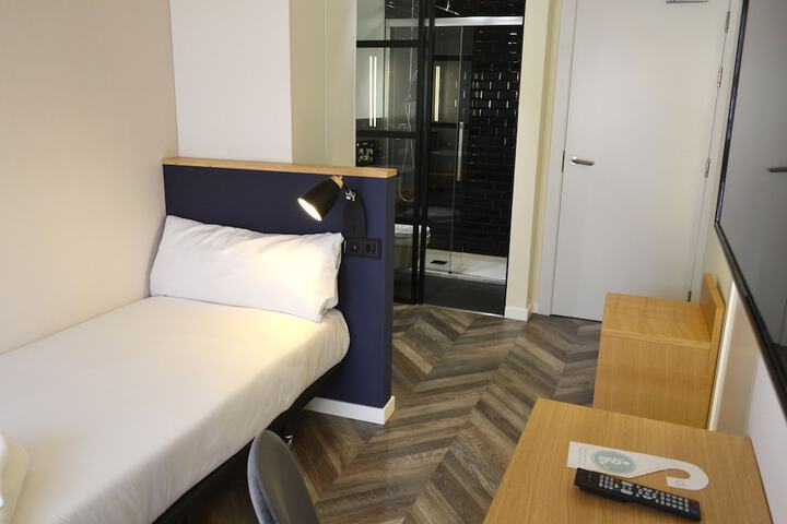 Room 21 of 33