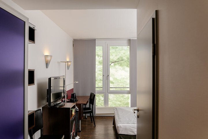 Room 12 of 77