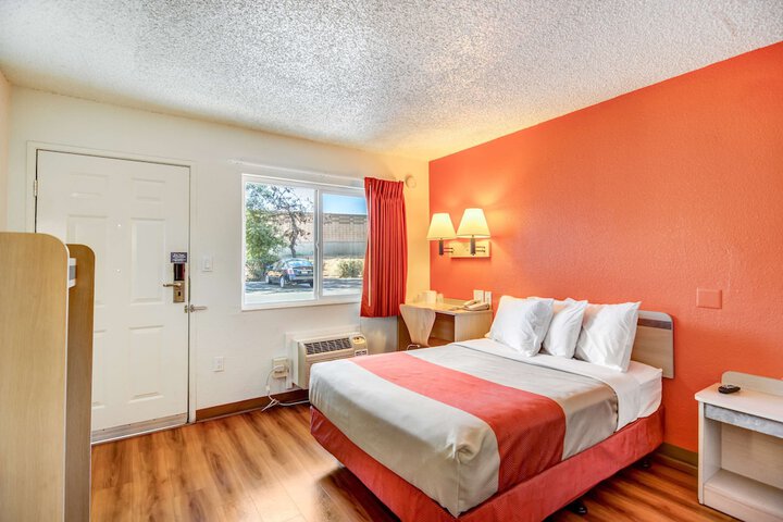 1 Queen Bed (11 of 11)