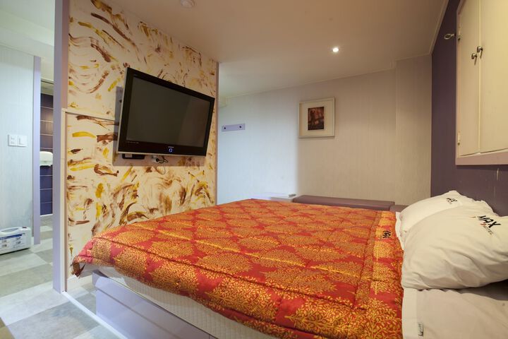 Room 28 of 77