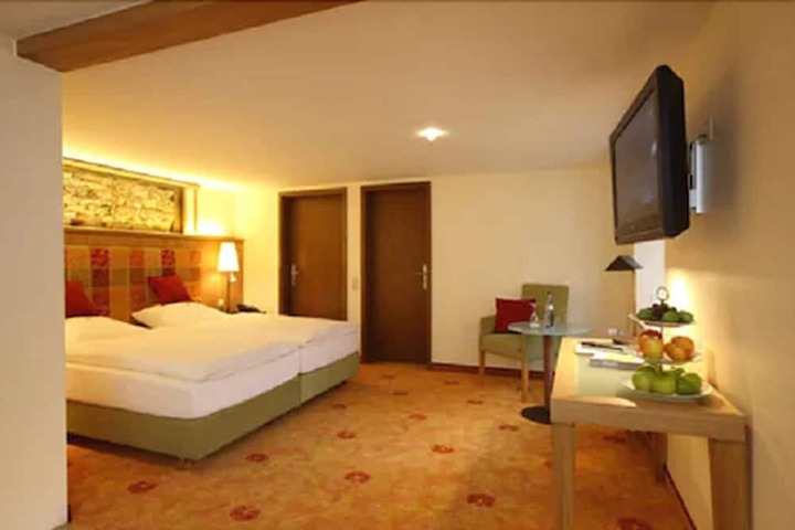 Room 5 of 17
