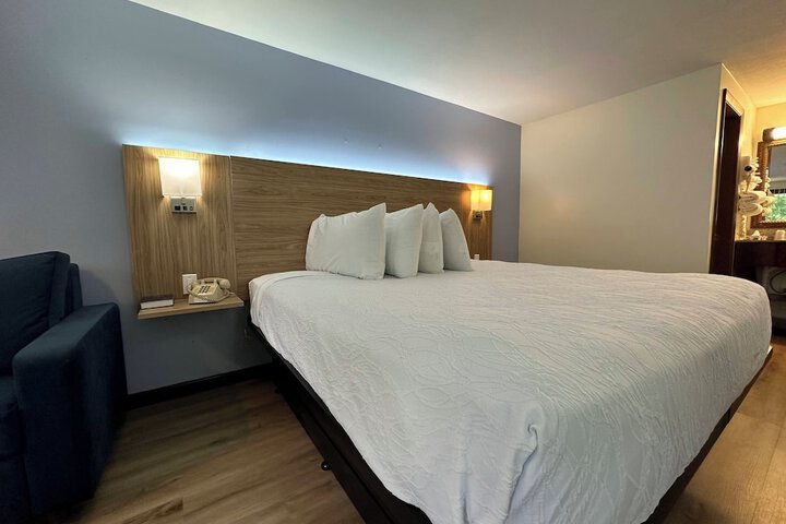 1 King Bed (5 of 28)