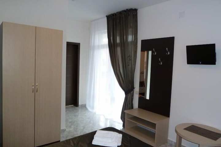 Room 11 of 37