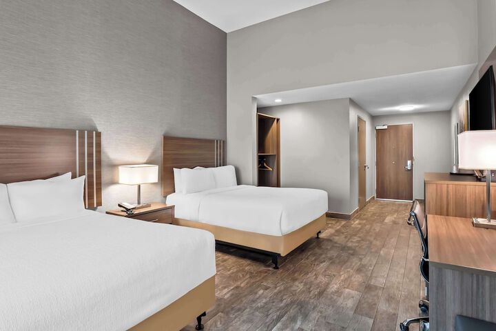 2 Queen Accessible Comm Assist Bathtub Microwave, Refrigerator WiFi Continental Breakfast (11 of 14)