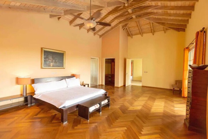 Room 4 of 42