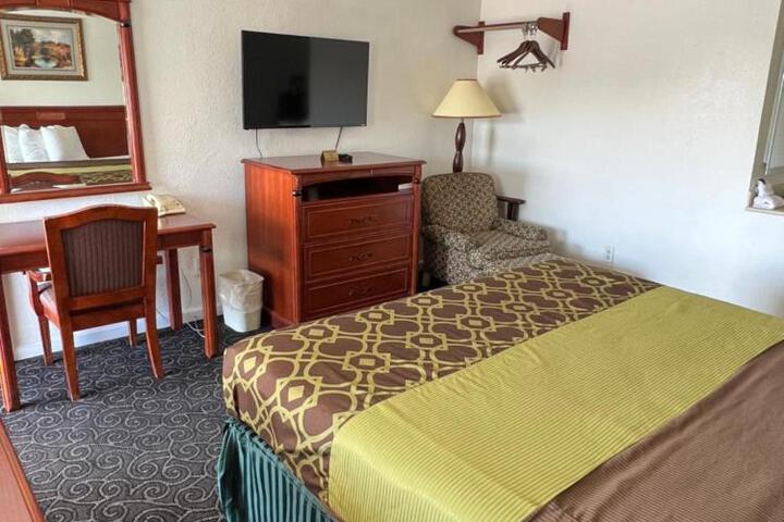 1 King Bed (2 of 9)