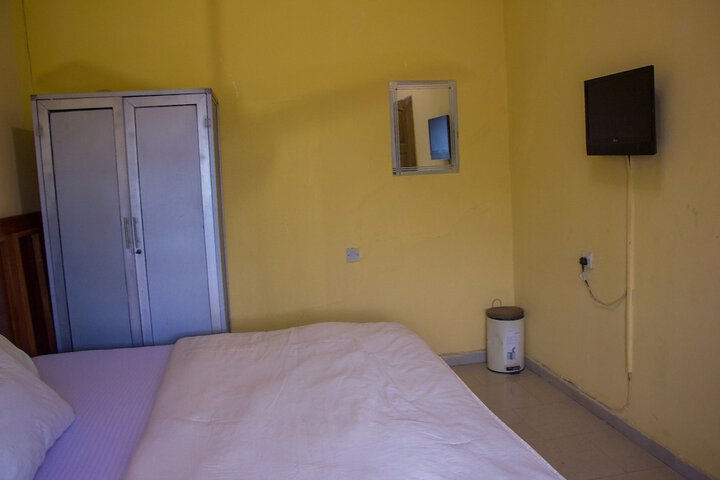 Room 6 of 16