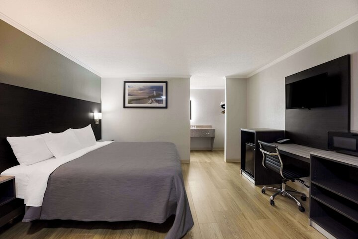 1 King Bed (3 of 20)
